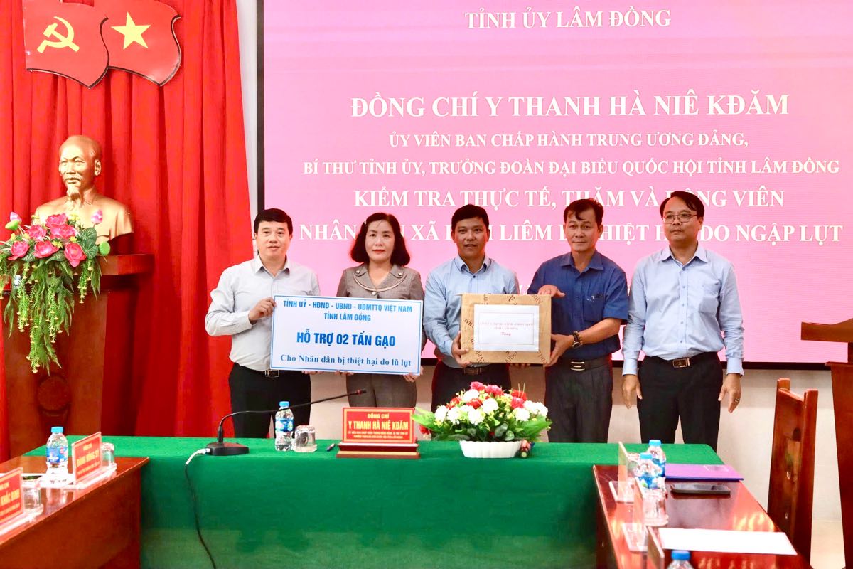 Bi thu Tinh uy Lam Dong Y Thanh Ha Nie Kdam trao 2 tan gao ho tro dia phuong. Anh: Duy Tuan