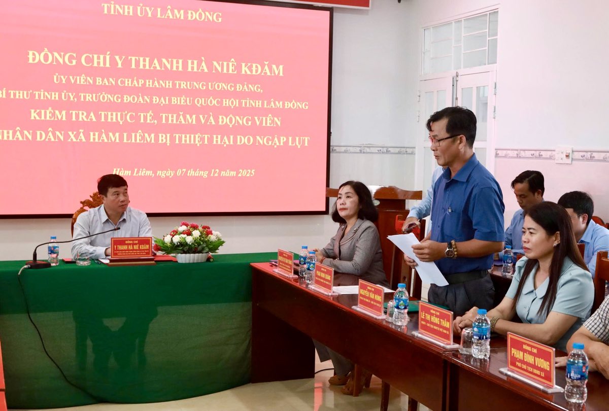 Ong Nguyen Van Hung – Pho Bi thu Dang uy, Chu tich UBND xa Ham Liem bao cao voi doan cong tac Tinh uy vao trua 7.12. Anh: Duy Tuan