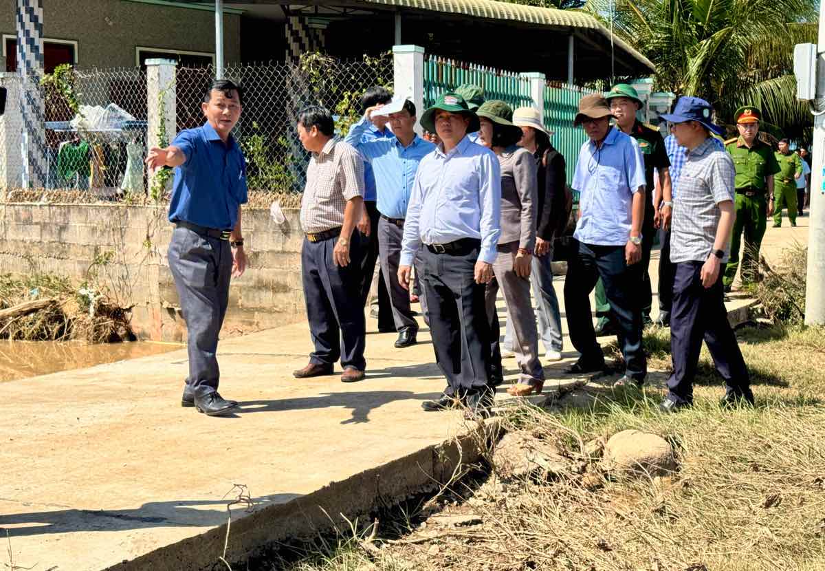 Bi thu Tinh uy Lam Dong cung doan cong tac kiem tra hien truong tai thon Hoi Nhon, xa Ham Liem. Anh: Duy Tuan