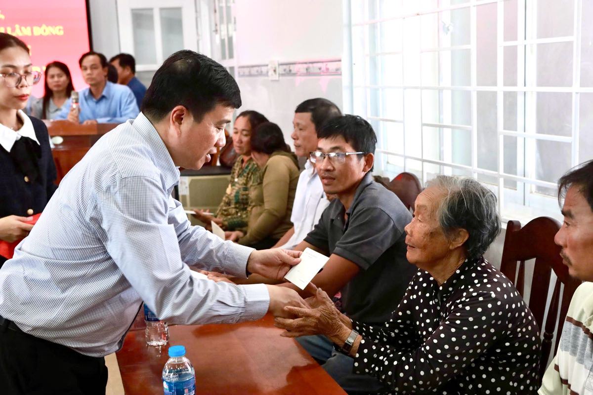 Trao qua cho cac ho dan bi anh huong nang do ngap lut. Anh: Duy Tuan