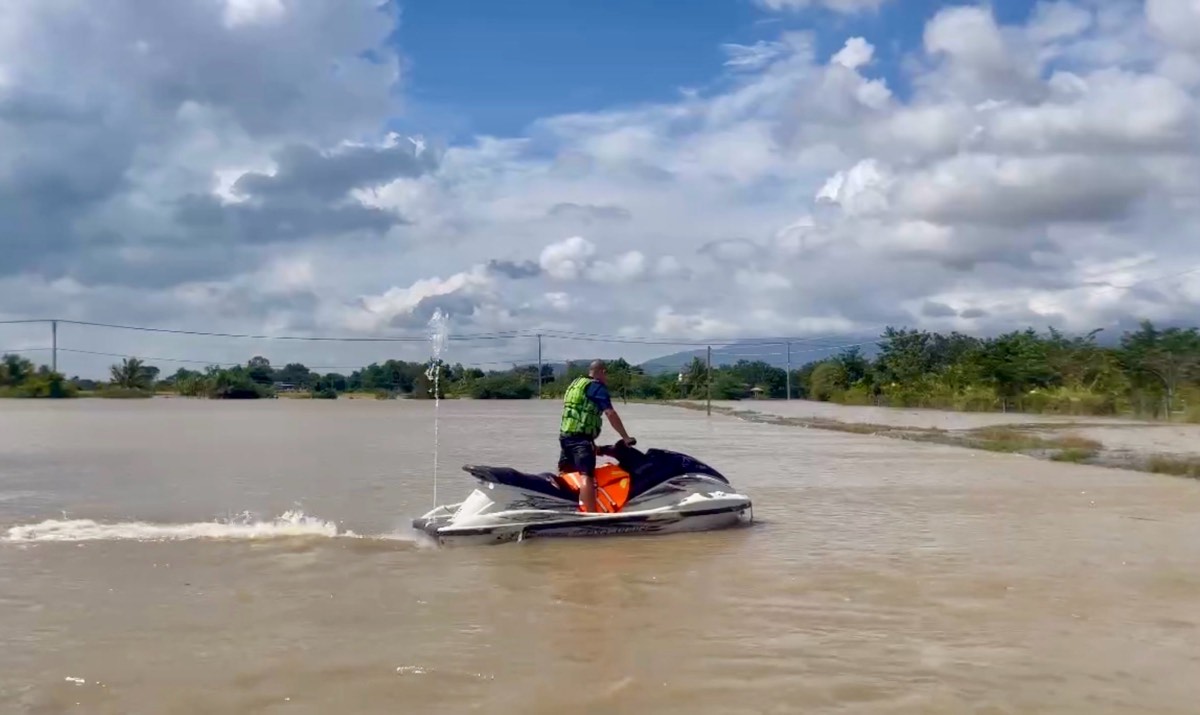 Mo to nuoc vao cuu ho nguoi dan xa Ham Liem vao sang 4.12. Anh: Duy Tuan