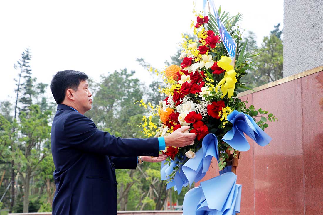 Chu tich Lien doan Lao dong tinh Kha Van Tam dang hoa len tuong dai Bac Ho. Anh: Duy Chuong