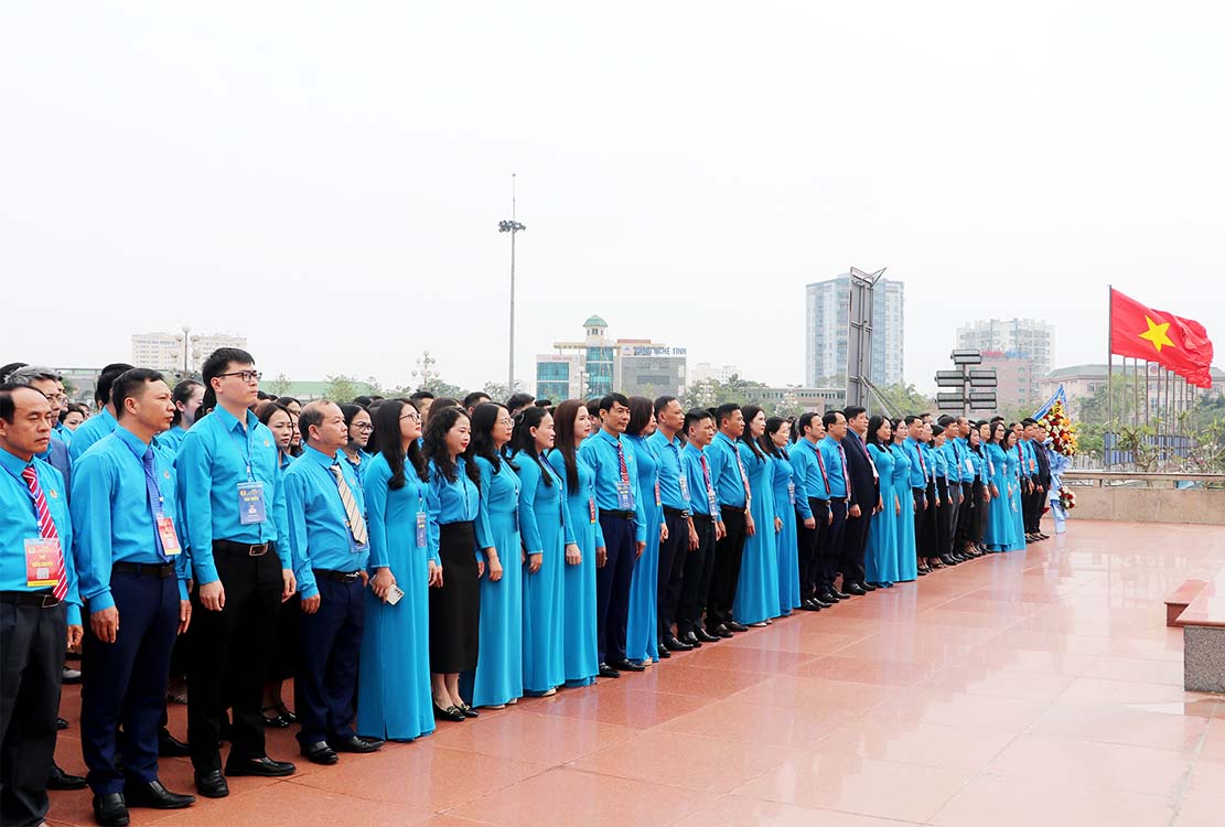 The delegation attending the Nghe An Provincial Trade Union Congress offered flowers to commemorate President Ho Chi Minh. Photo: Duy Chuong