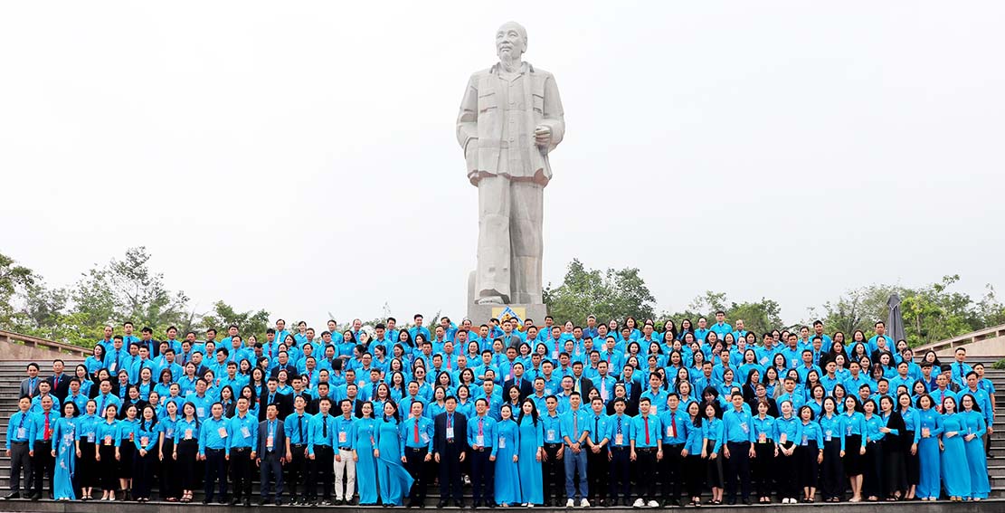 Doan Dai bieu chup hinh luu niem duoi chan tuong dai Bac Ho. Anh: Duy Chuong  