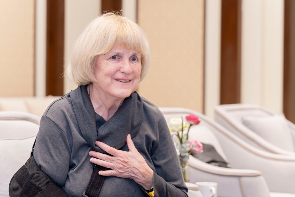 “Hay den voi khoa hoc, cac co gai tre! Hay cung chung toi theo duoi va tra loi nhung cau hoi lon” - G