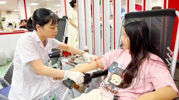 The voluntary blood donation festival has attracted many young people to participate. Photo: Le Hai