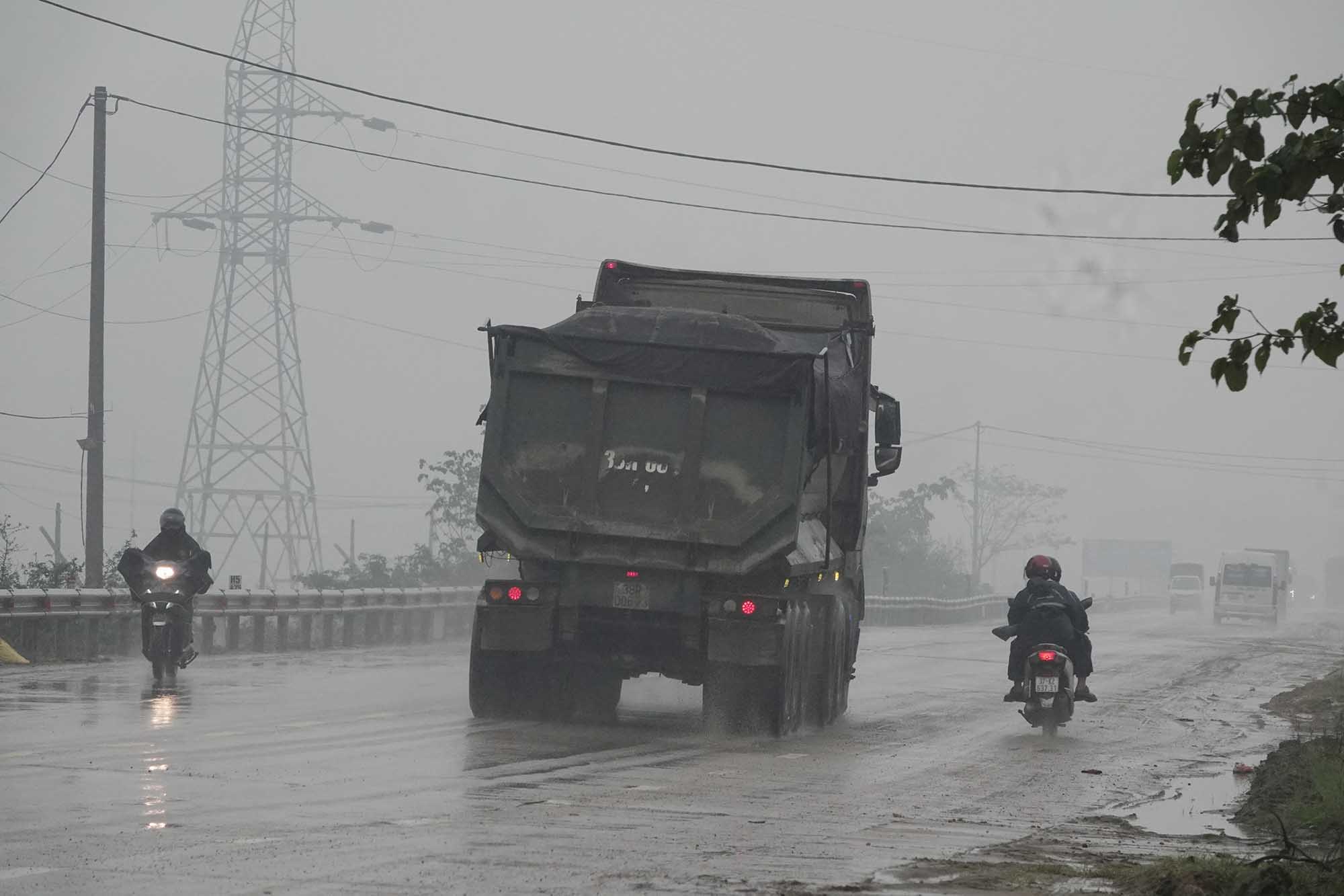 Trucks carrying goods in excess of the container cause sand spills that affect the environment and potentially cause traffic accidents. Photo: Tran Tuan.