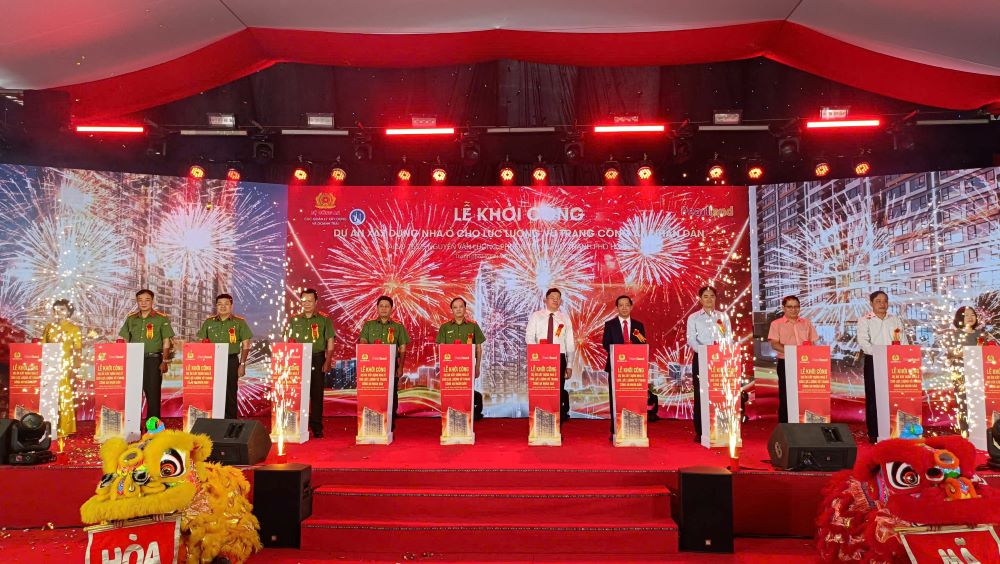 Delegates performed the button pressing ceremony to start the housing project for the People's Public Security force in Binh Phu ward, Ho Chi Minh City. Photo: Tau Thanh