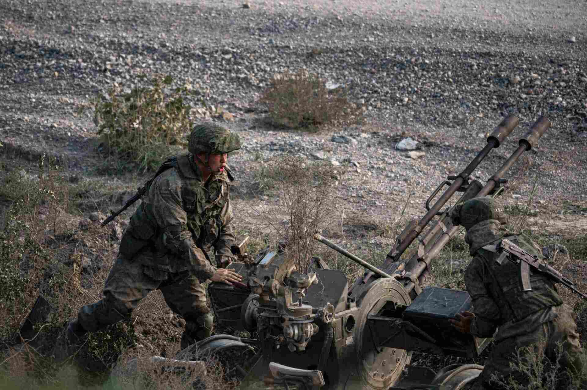 ロシアと中国が参加する合同軍事演習で任務を遂行する兵士。写真:AFP