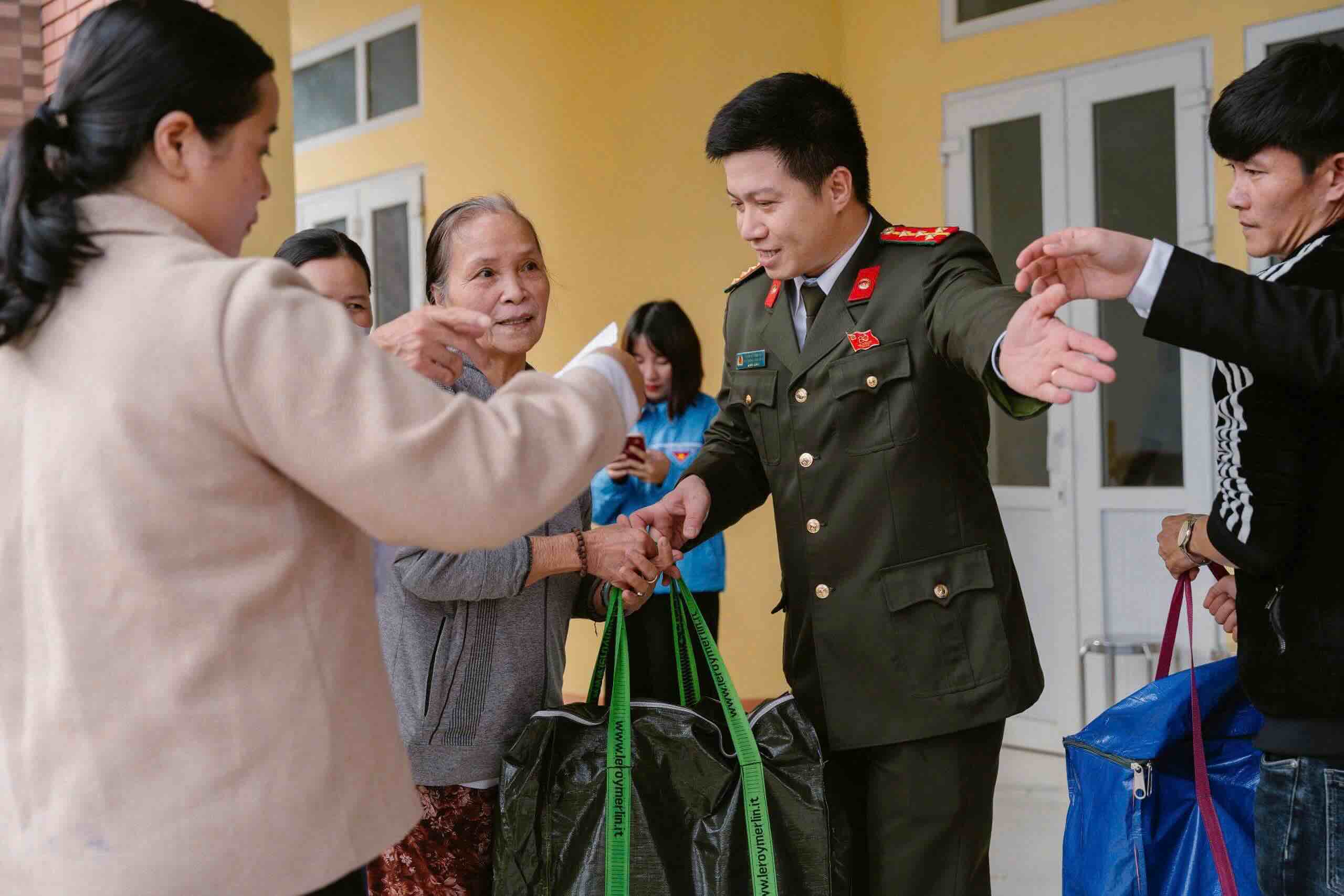 Hue City Police give gifts to people. Photo: H. Nhung.