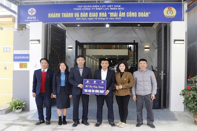 ノーザン・パワー・コーポレーション労働組合は、2025 年初めにバッカン電力会社の組合員と労働者に労働組合シェルターを支援しました。写真: Nguyen Thi Hai