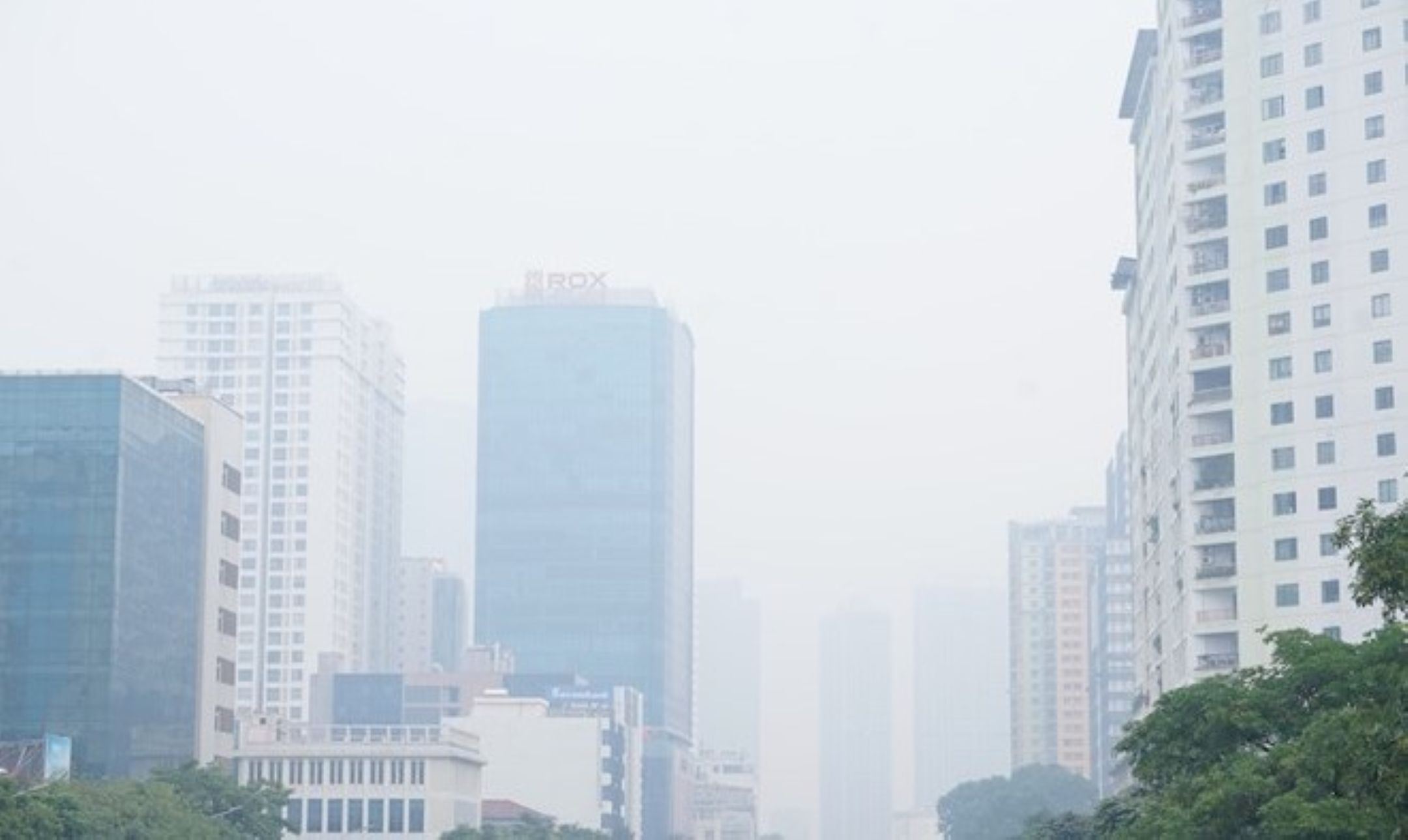 At 7:45 this morning (December 7), IQAir ranked Hanoi as the 5th most polluted city in the world. Photo: Trang Anh