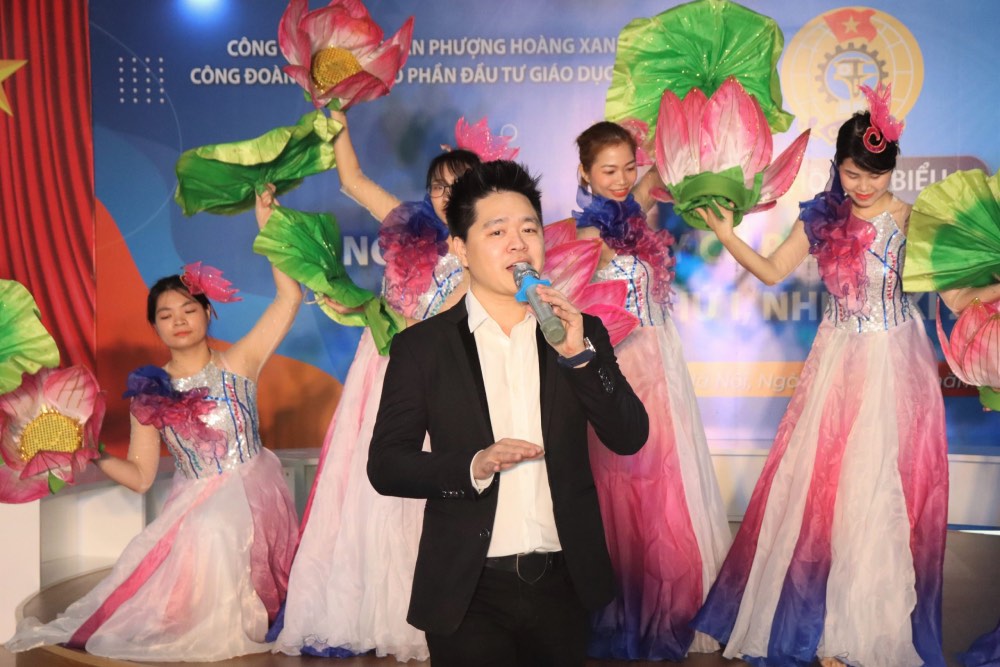 The music and dance performance was jointly organized by the Phenikaa School Union to bring joy to cadres, teachers and staff. Photo: Phenikaa School