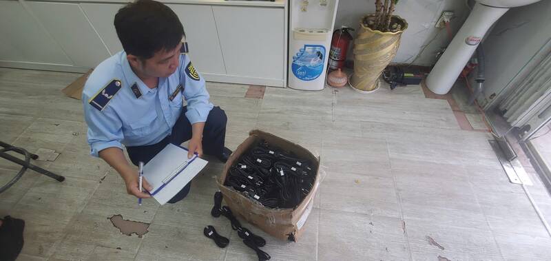 Luc luong Quan ly thi truong tap trung chong buon lau, gian lan thuong mai, hang gia, xam pham quyen so huu tri tue. Anh: