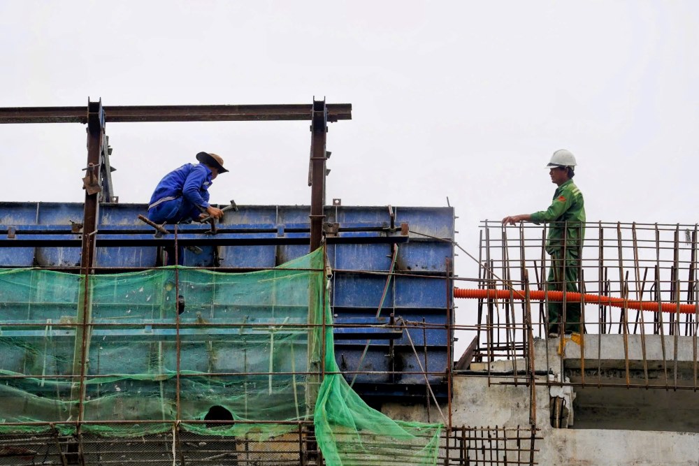 De dam bao muc tieu thong xe tuyen chinh dai 12,8 km vao ngay 19/12, Ban Giao thong da chi dao cac don vi thi cong to chuc tang ca dem, “3 ca 4 kip” va bam sat tien do du an.