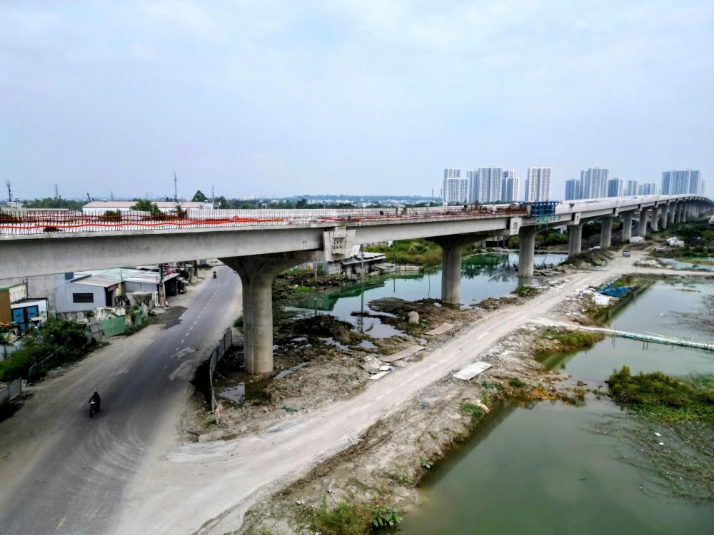 Hien nay, tuyen nay da buoc vao giai doan hoan thien, tap trung chu yeu vao tham nhua mat cau, hang muc then chot nham kip thoi phuc vu thong xe ky thuat theo ke hoach. Ảnh: Anh Tu