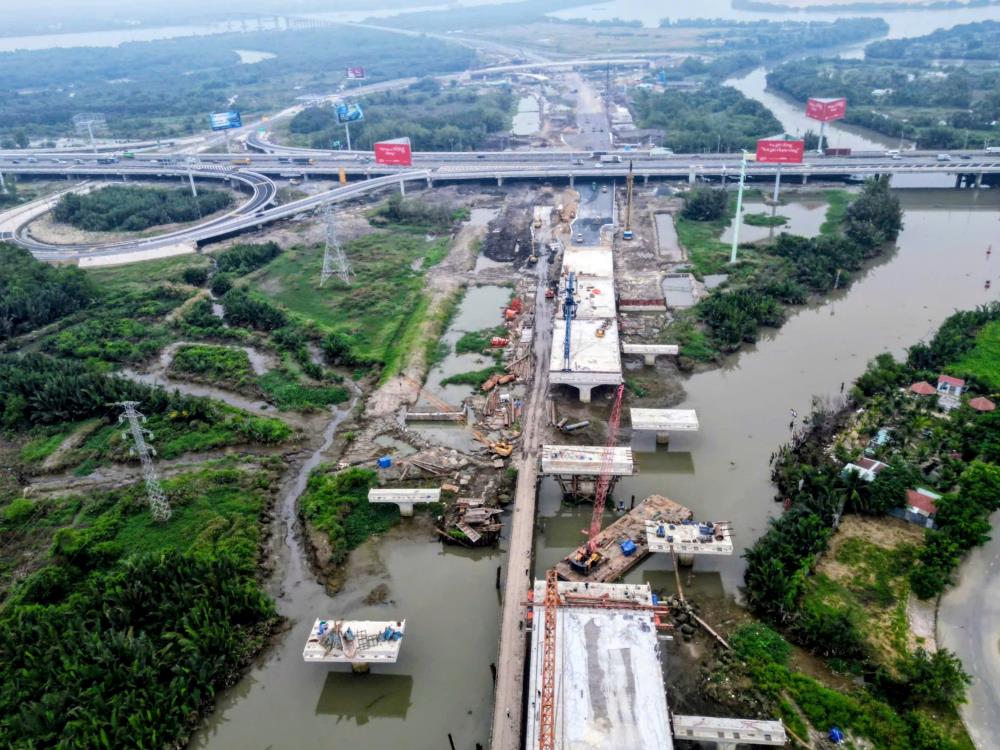 duong Vanh dai 3 doan chui qua cao toc TP.HCM - Long Thanh dang duoc khan truong thi cong nen duong, cap phoi da dam va lao lap dam cau.