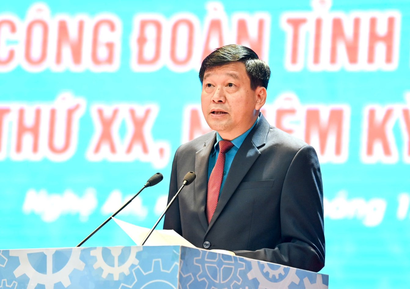 Ong Kha Van Tam - Chu tich Lien doan Lao dong tinh Nghe An trinh bay bao cao de an tai phien hop. Anh: Duy Chuong