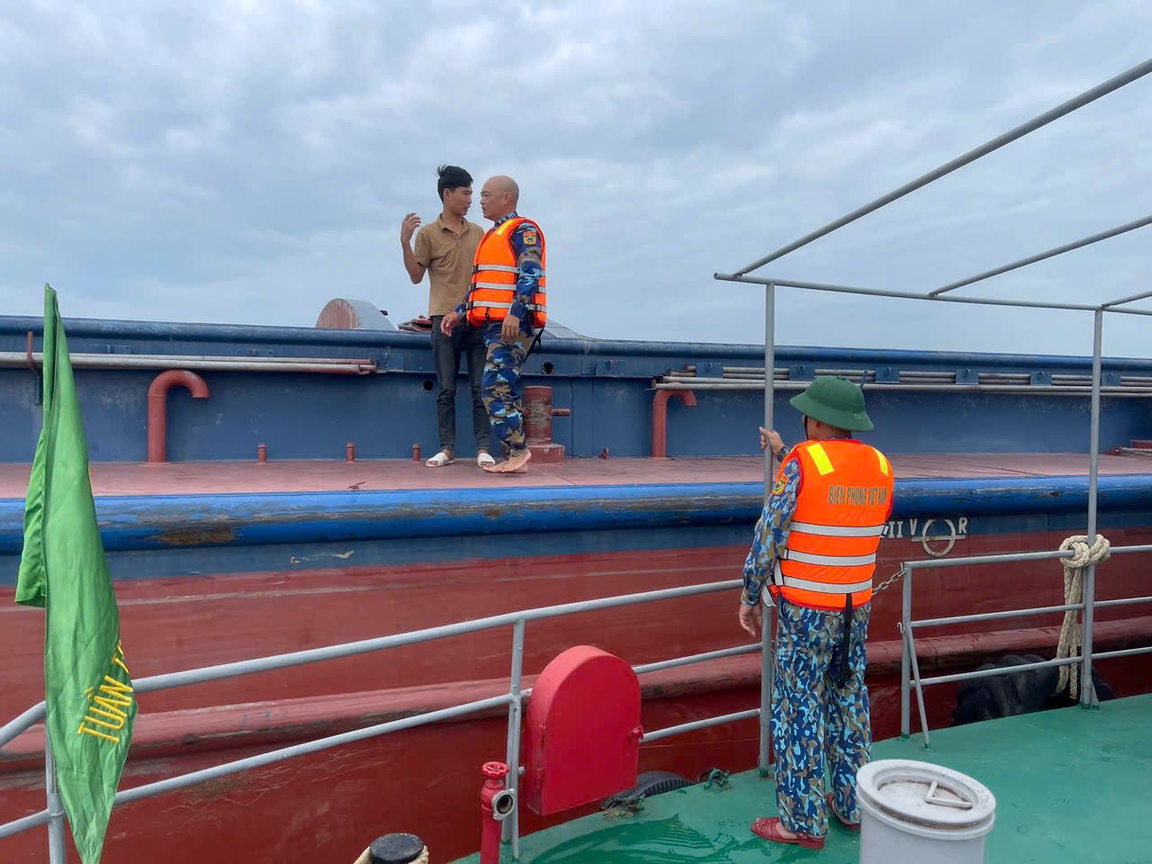 Bo Chi huy Bo doi Bien phong thanh pho dieu dong phuong tien can bo, chien si tiep can va ho tro lai dat tau tro lai khu neo dau an toan. Anh: BDBP