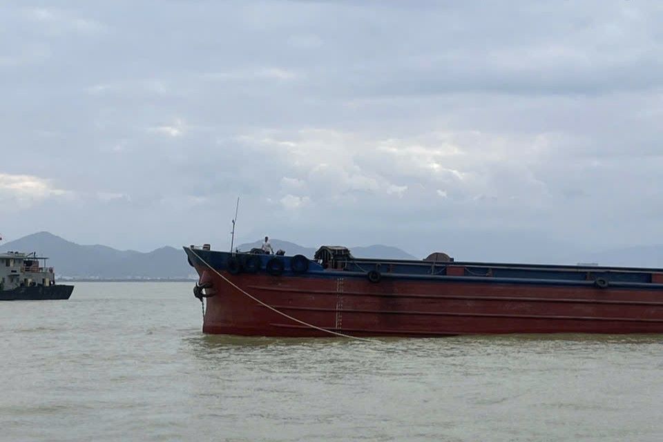Safety towing a cargo ship with a broken engine and anchored in Da Nang Bay. Photo: Border Guard