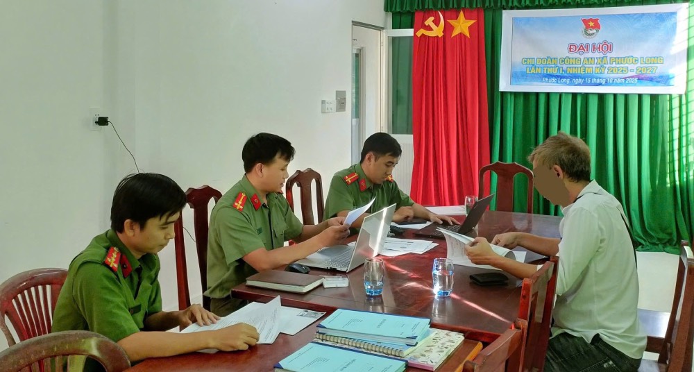 Vinh Long Provincial Police consolidate records and handle cases of posting false information about storms and floods. Photo: Ministry of Public Security