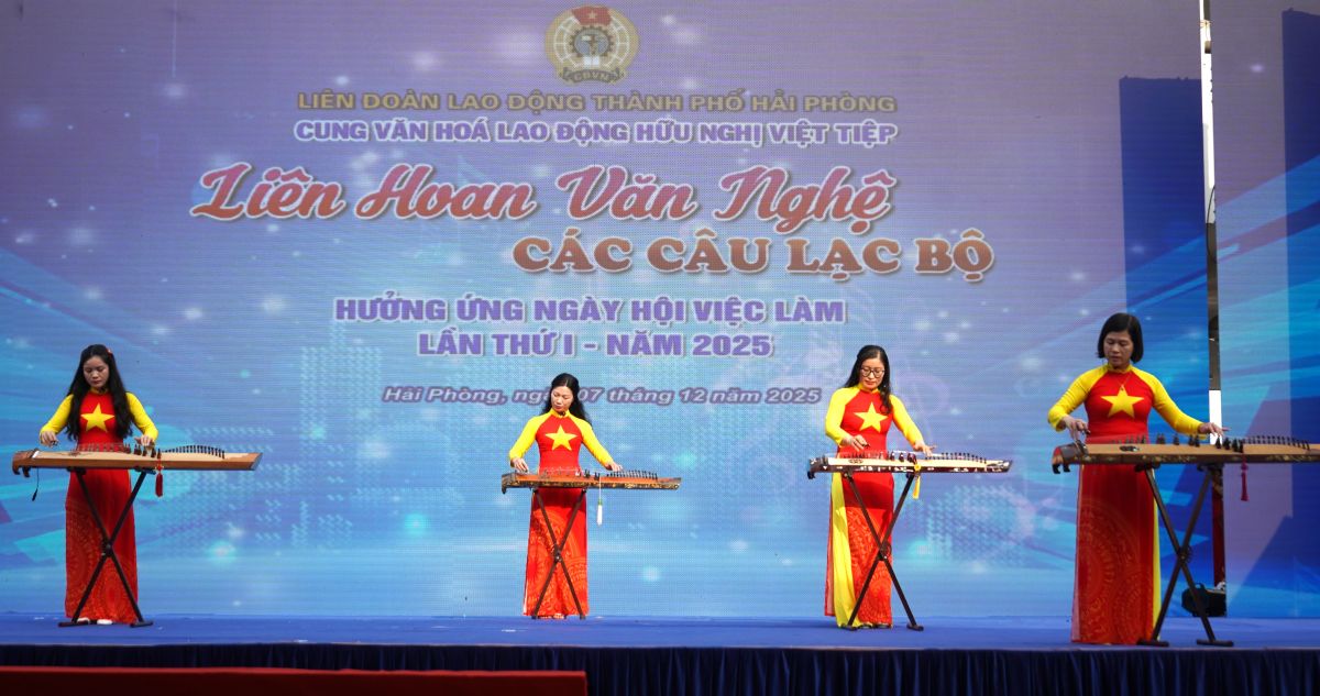 Tiết mục đàn tranh mang lại phút giây thư giãn tại liên hoan. Ảnh: Mai Dung