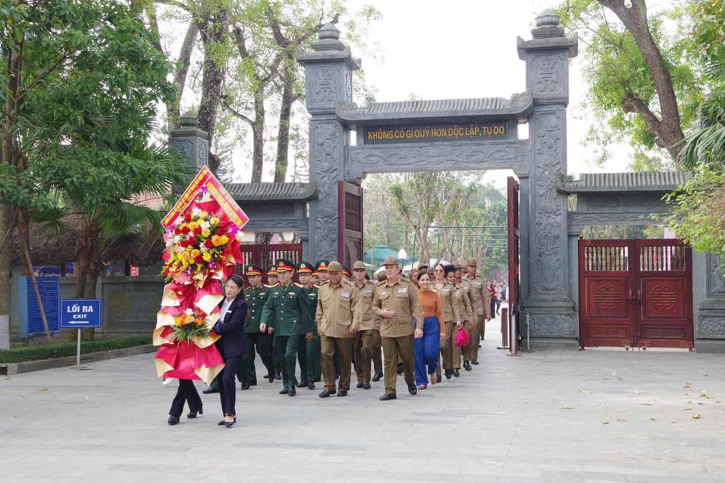 キム・リエン遺跡でホー・チ・ミン主席を追悼するために花を捧げるキューバの若手士官団。写真:Ngoc Anh