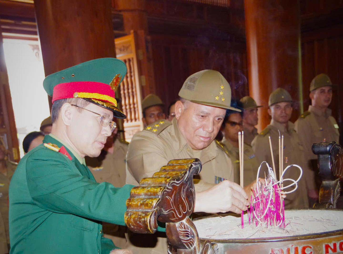 Dai dien doan Bo Cac Luc luong vu cach mang Cuba va Quan khu 4 dang huong tuong niem Chu tich Ho Chi Minh. Anh: Ngoc Anh