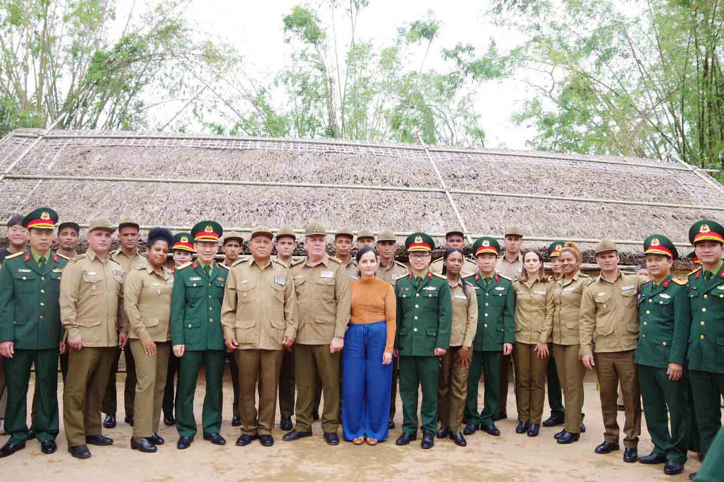 Cac dai bieu chup anh luu niem. Anh: Ngoc Anh