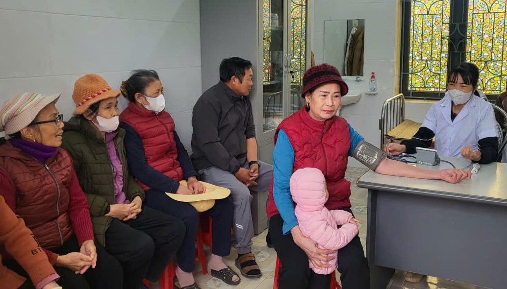 Nguoi dan den kham benh, lay thuoc dinh ky tai Tram y te xa Yen Cuong. Anh: Nguyen Truong
