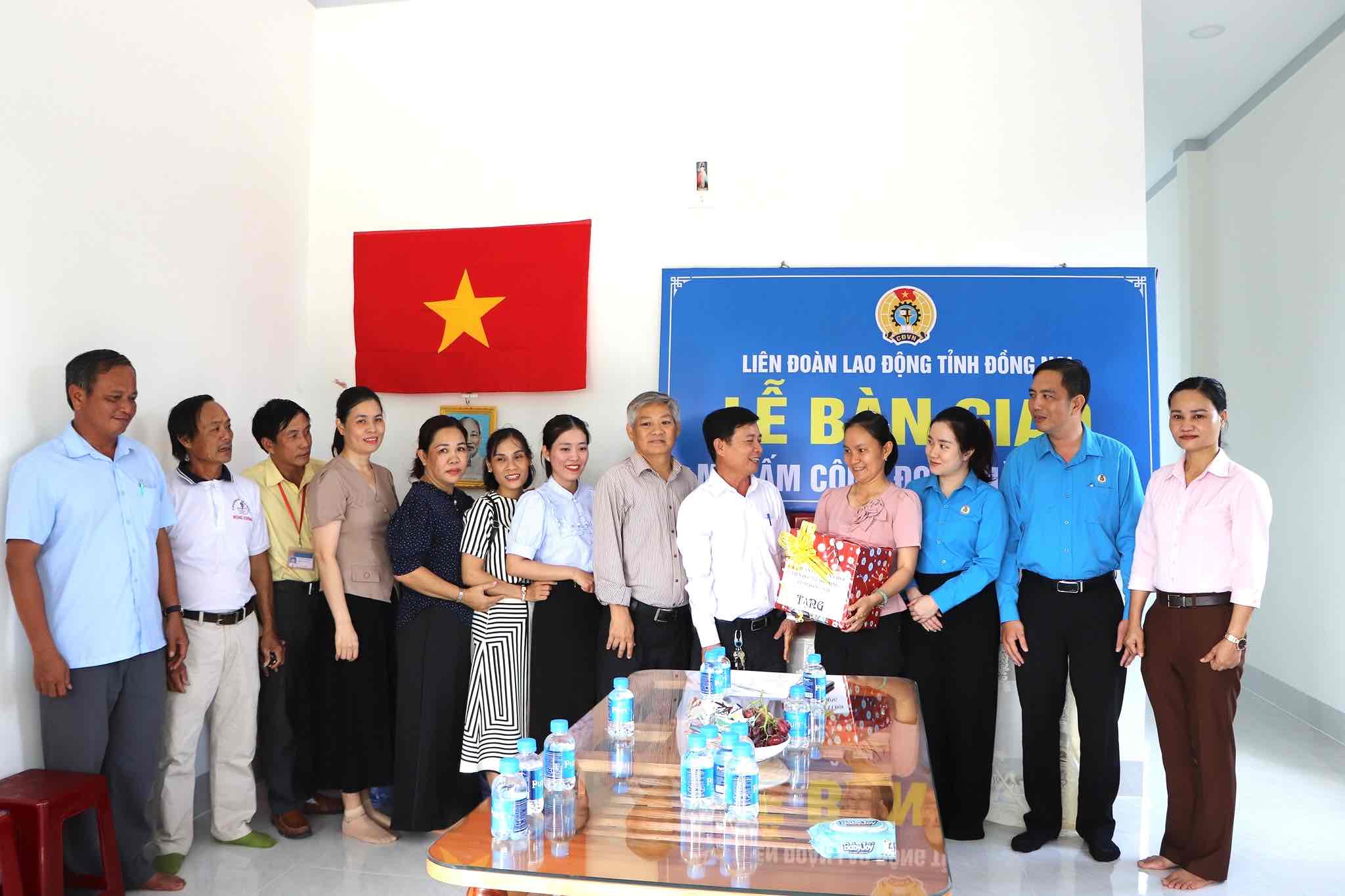 Xuan Dinh xaで組合員に労働組合の温かい家を贈呈。写真:Dong Nai省労働組合連盟