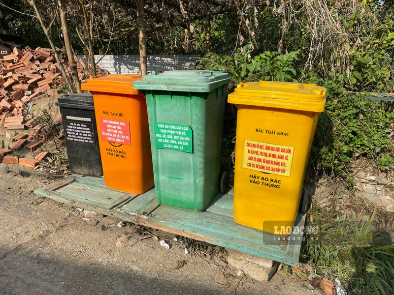 Thung rac khac mau de chua moi loai rac khac nhau. Anh: Tan Van