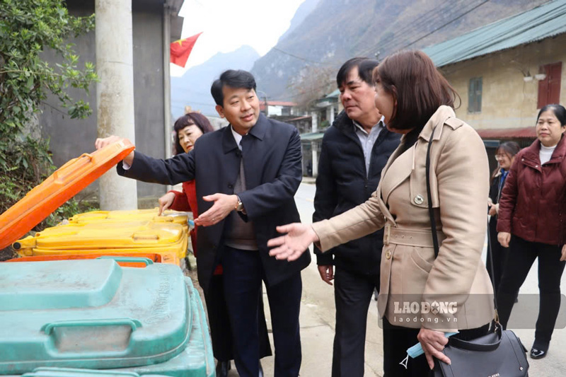 Ong Nguyen Manh Hung (bia trai) trong mot lan kiem tra mo hinh phan loai va tai che rac thai. Anh: Tan Van