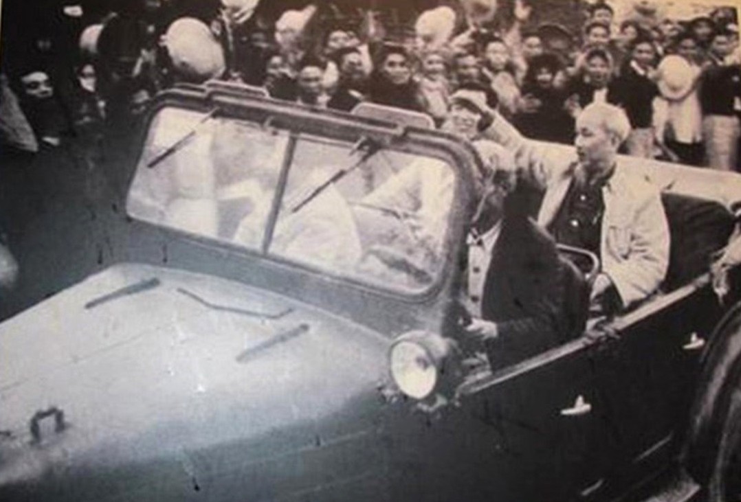 Bác Hồ ngồi trên chiếc GAZ 69 về thăm quê Nghệ An năm 1961. Ảnh tư liệu