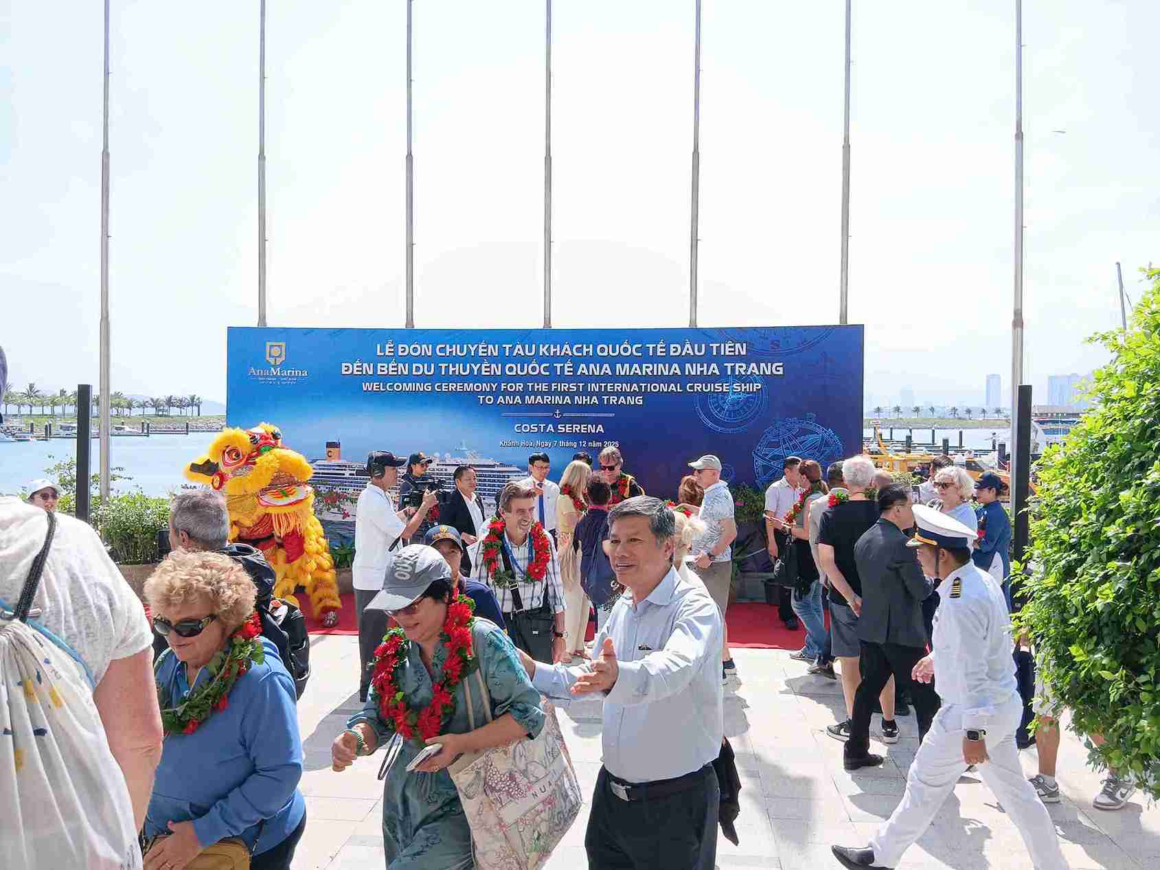 Le navire de croisière international Costa Serena est arrivé dans la baie de Nha Trang le même matin. Photo de : Loc Tho