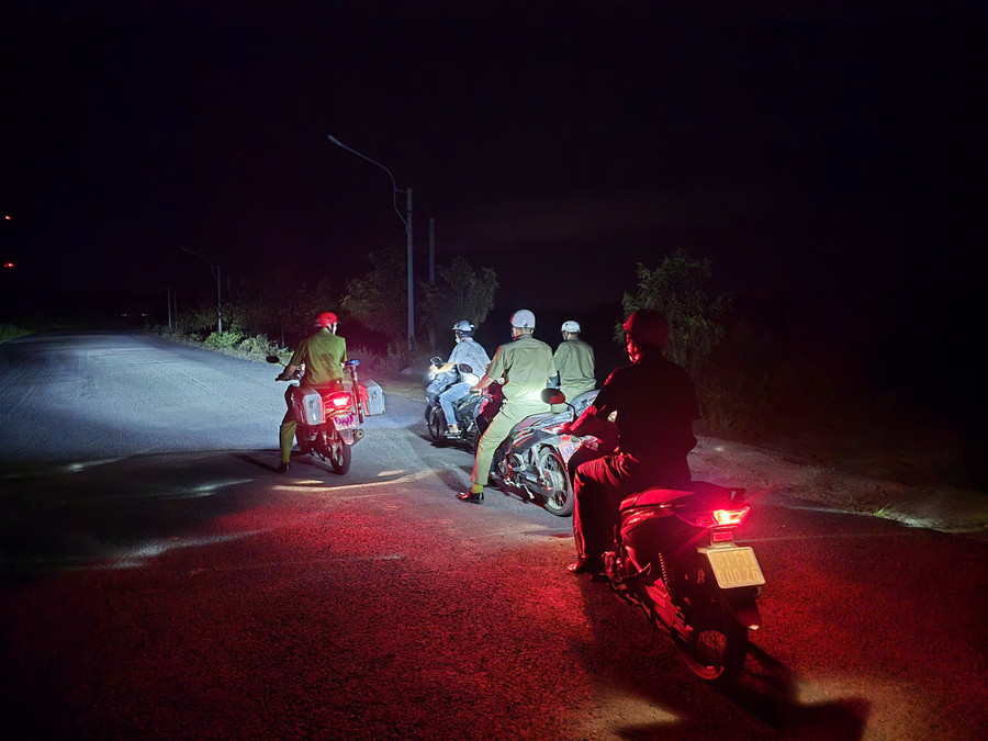 Ia Pa Commune Police patrol at night, detect and prevent law violations early, especially in ethnic minority areas. Photo: Thanh Tuan
