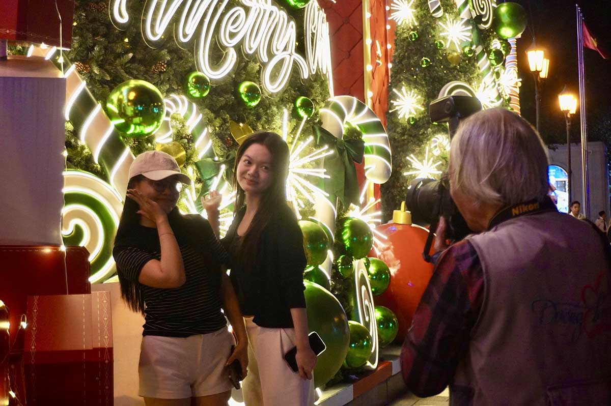 Many people rushed to the streets to check-in for Christmas early on the weekend in Ho Chi Minh City.