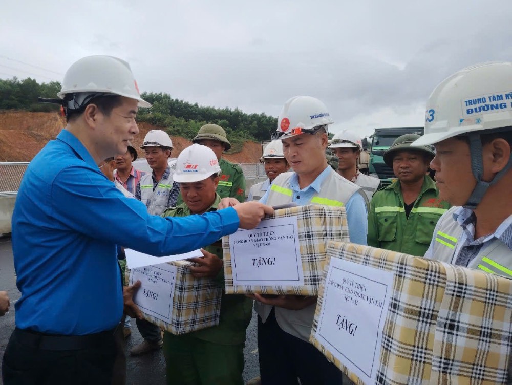 Mr. Pham Hoai Phuong - Chairman of the Vietnam Construction Trade Union encouraged workers to ensure safety in production labor. Photo: Van Quyet