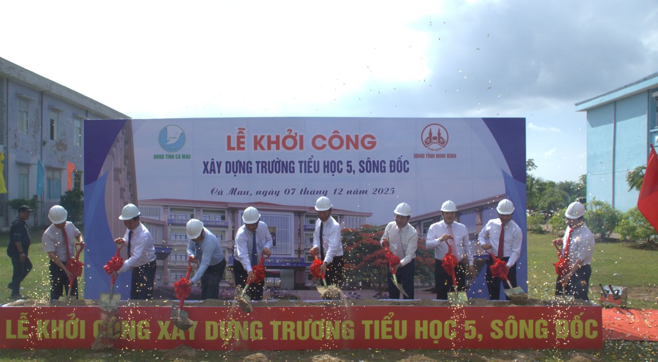 Leaders of Ca Mau and Ninh Binh provinces started construction of Song Doc 5 Primary School. Photo: Nhat Ho