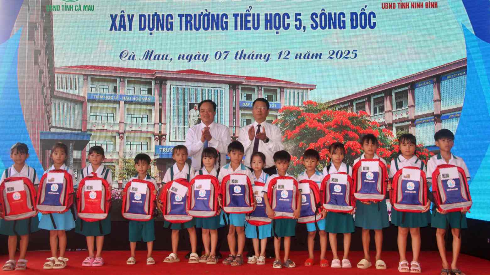 Trao học bổng cho học sinh tạ xã Sông Đốc, tỉnh Cà Mau. Ảnh: Nhật Hồ