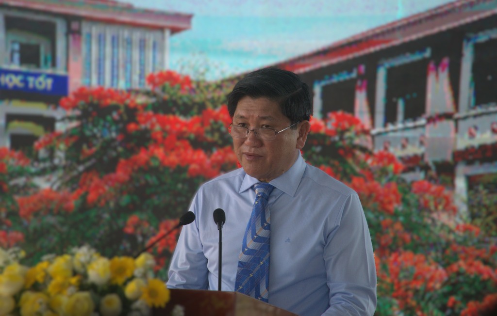 Phó chủ tịch UBND tỉnh Cà Mau Lê Văn Sử phát biểu tại lễ khởi công. Ảnh: Nhật Hồ