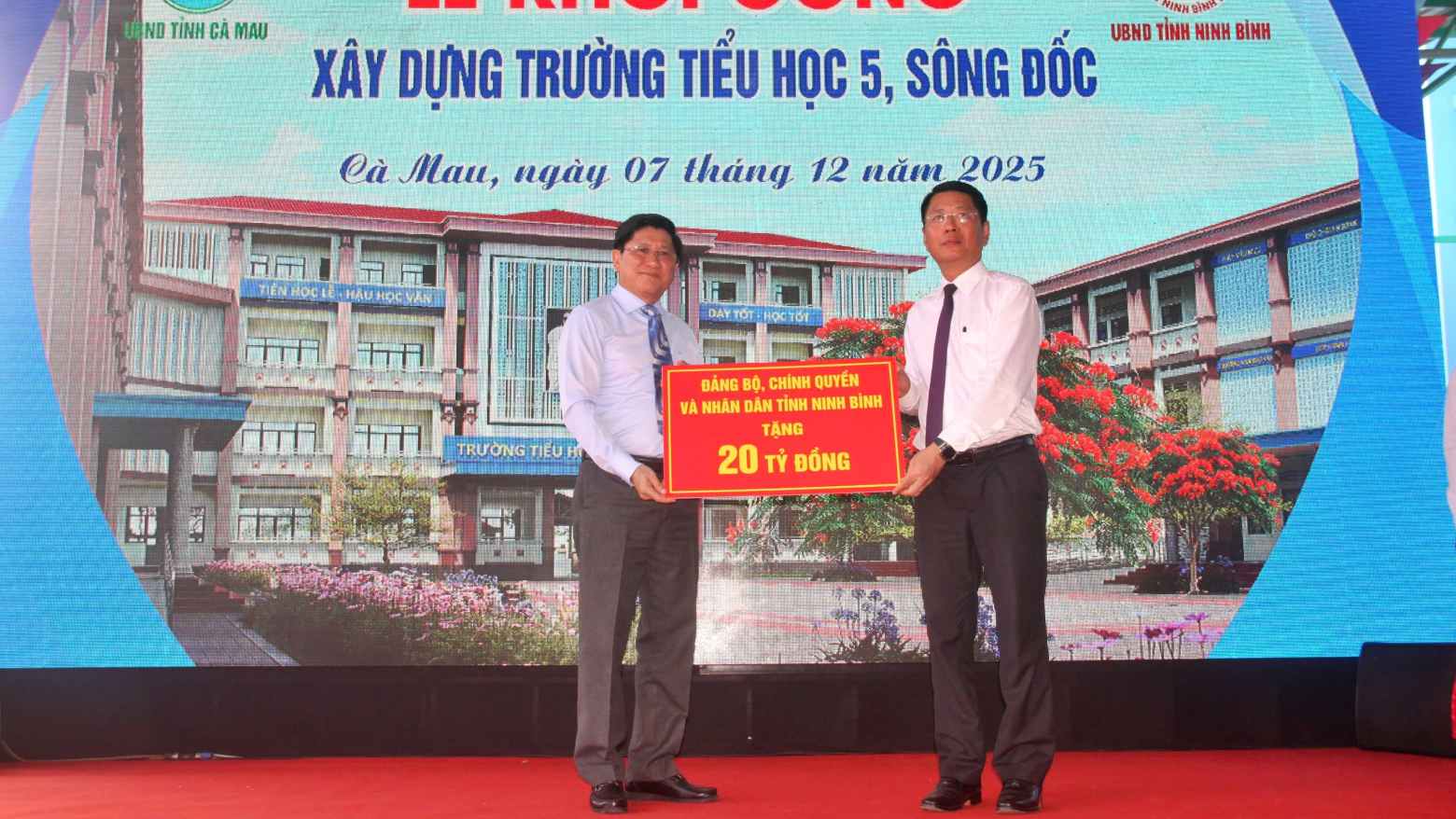 Tỉnh Cà Mau tiếp nhận số tiền 20 tỉ đồng do Đảng bộ, chính quyền nhân dân Ninh Bình trao tặng. Ảnh: Nhật Hồ