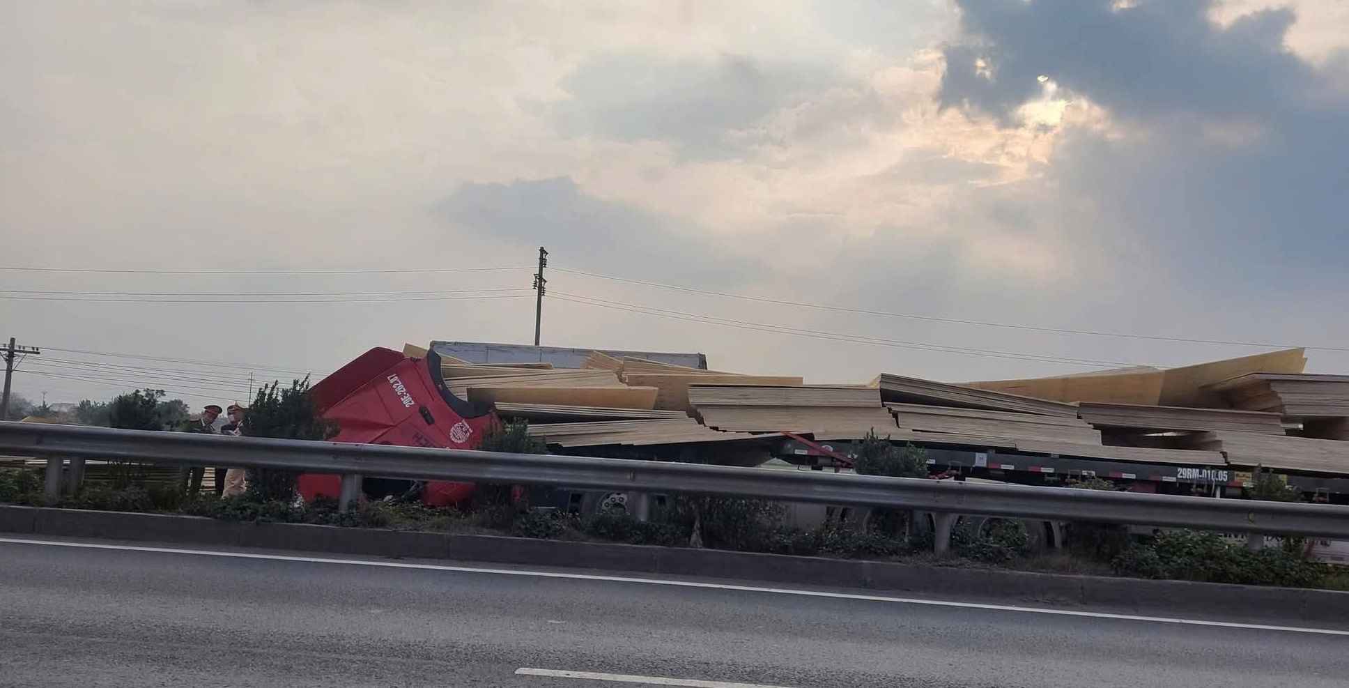 The scene of the accident paralyzed the road for many hours in Hai Phong. Photo: People