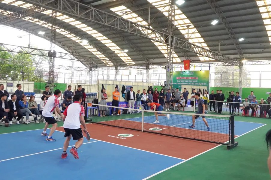 Nguoi lao dong nganh Hoa chat thi dau Pickleball do cong doan phoi hop to chuc. Anh: CD Hoa chat