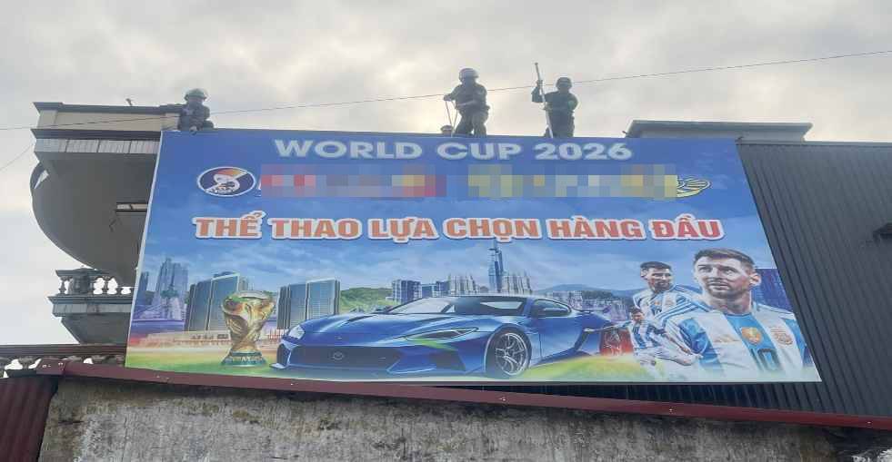 Bảng quảng cáo in màu, thiết kế bắt mắt, treo trên tường nhà dân tại thôn Đồng Kỷ. Ảnh: Công an tỉnh Hưng Yên