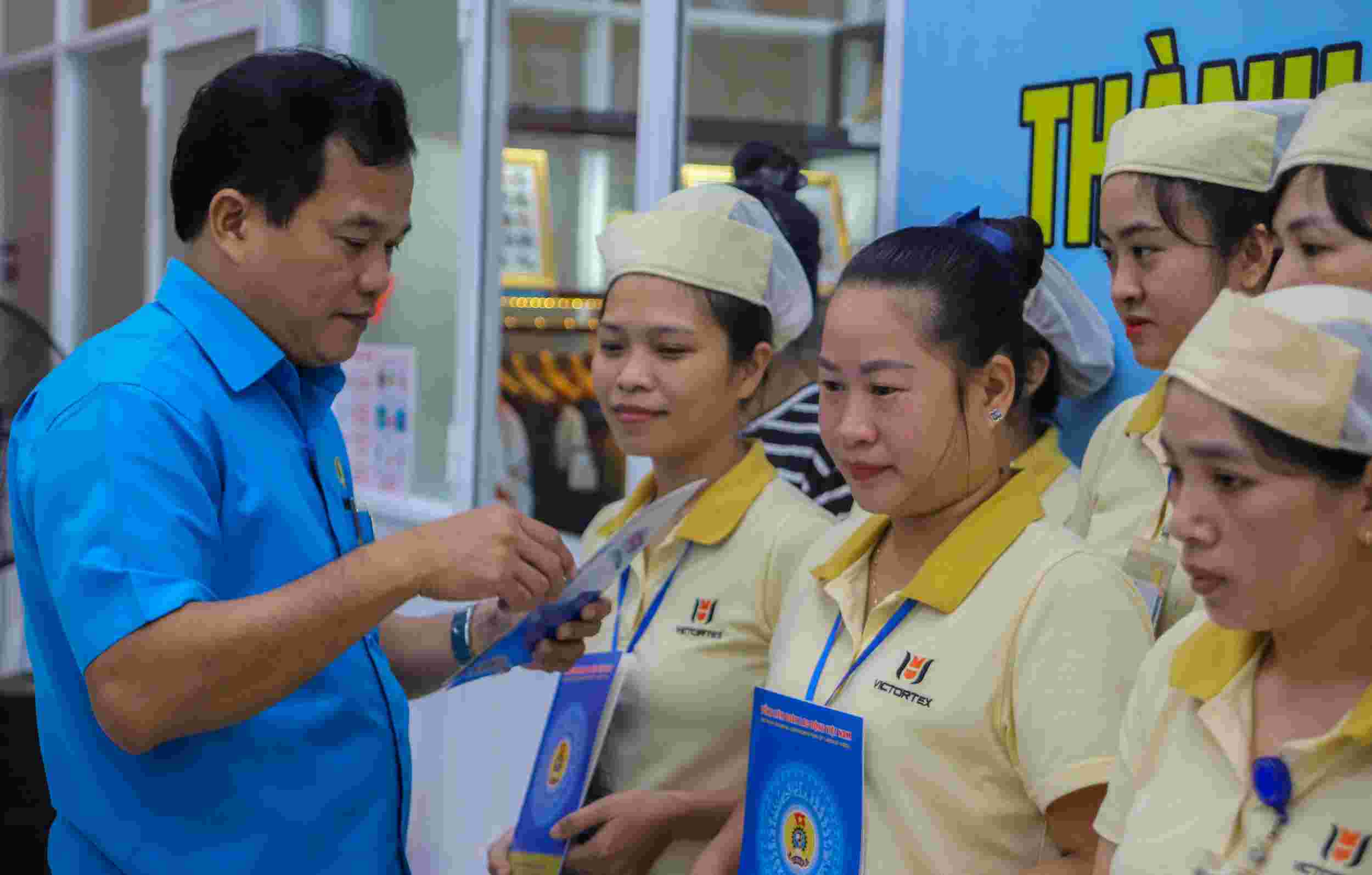 El Sr. Le Minh Nhan - Presidente de la Federacion Laboral de la ciudad de Hue entrega regalos para apoyar a los miembros del sindicato y a los trabajadores despues de las inundaciones. Foto: Nguyen Luan