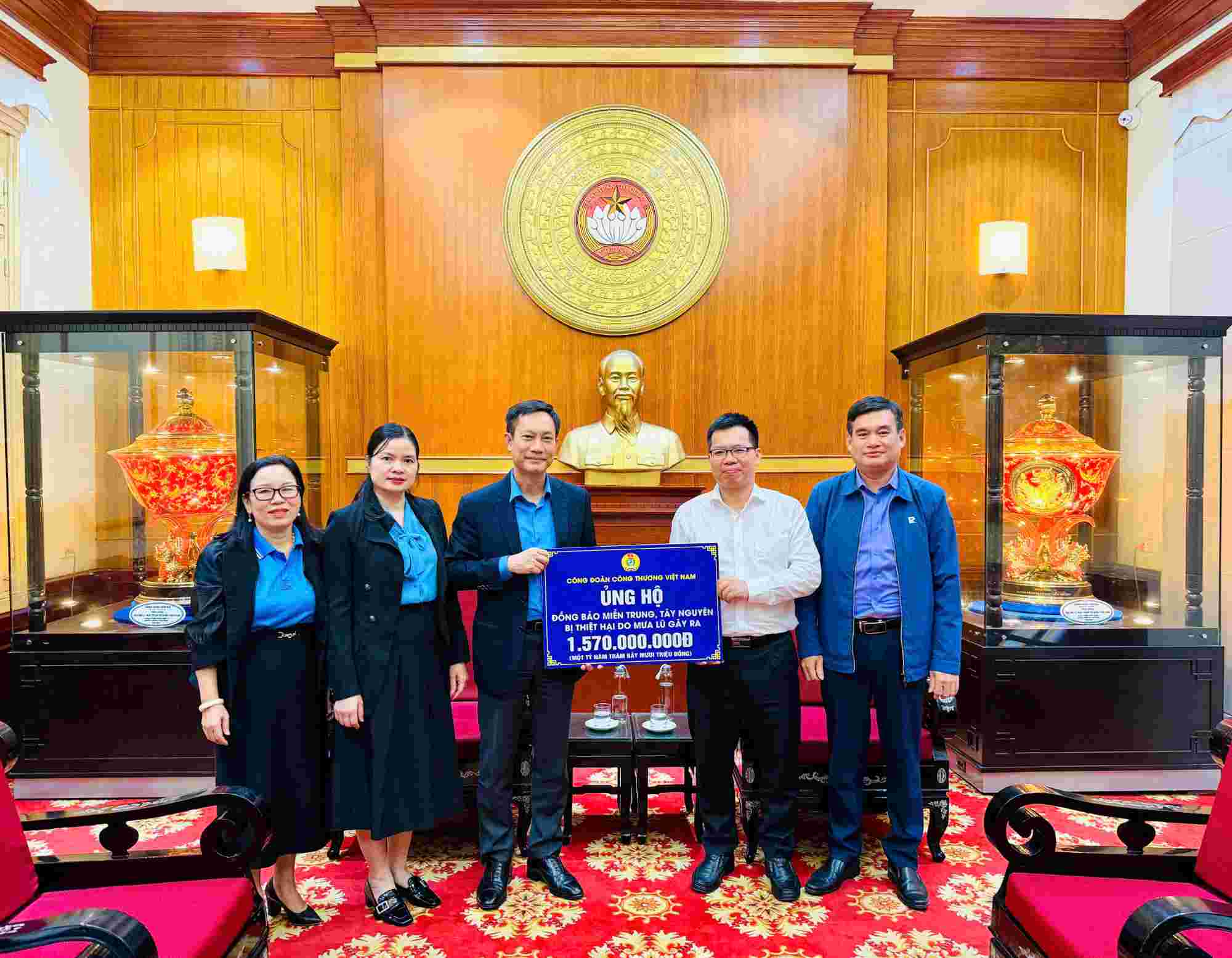 M. Lê An Hải - président du Syndicat vietnamien de l'industrie et du commerce s'est rendu au Comité central du Front de la patrie du Vietnam pour remettre 1 7 milliard de dongs afin de soutenir les compatriotes touchés par les catastrophes naturelles. Photo : Thùy Linh