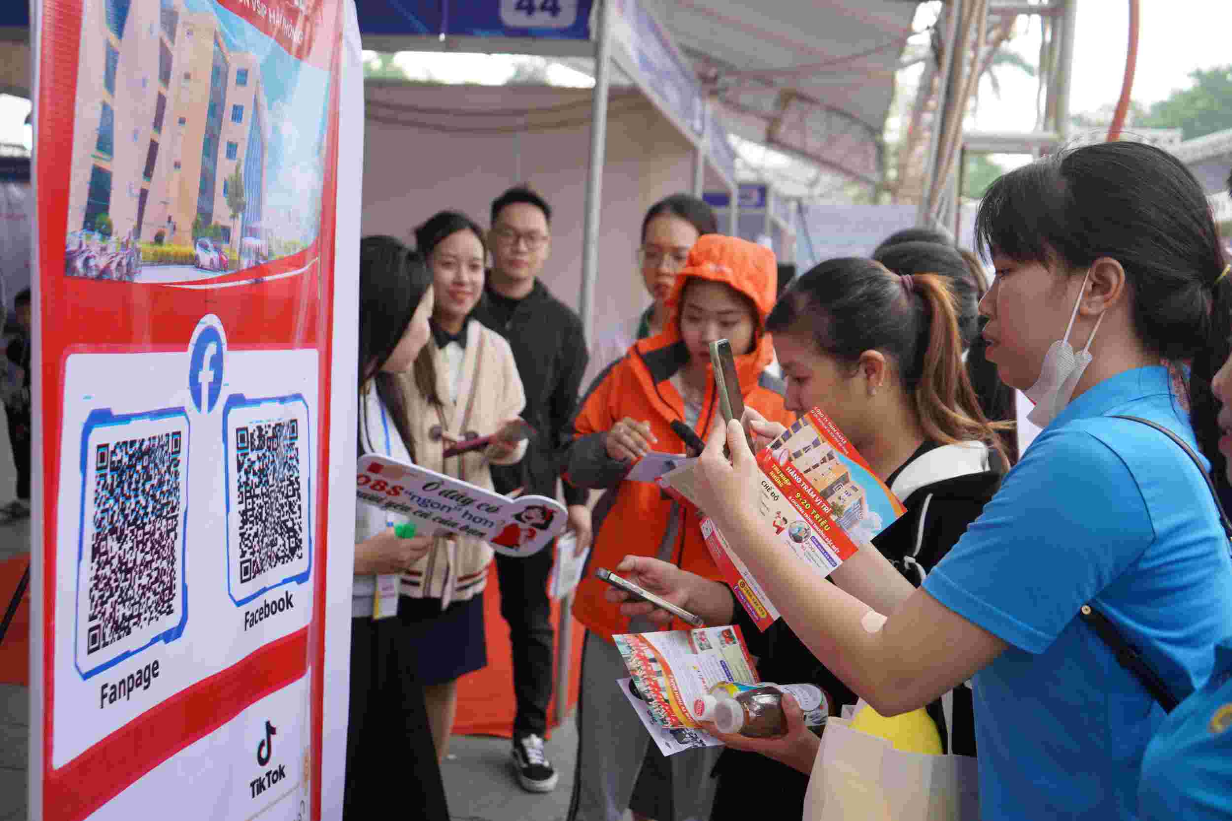 労働者がブースで働く機会を探しています。写真:マイ・ズン