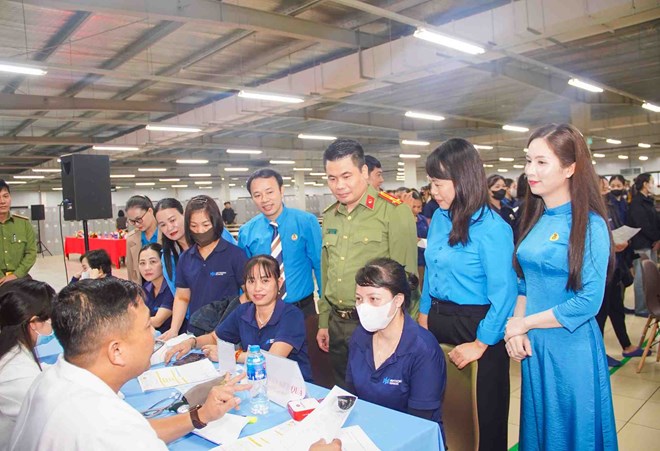 Los miembros del sindicato en Nghe An son coordinados por la Federacion Laboral Provincial para organizar examenes de salud gratuitos. Foto: Duy Chuong
