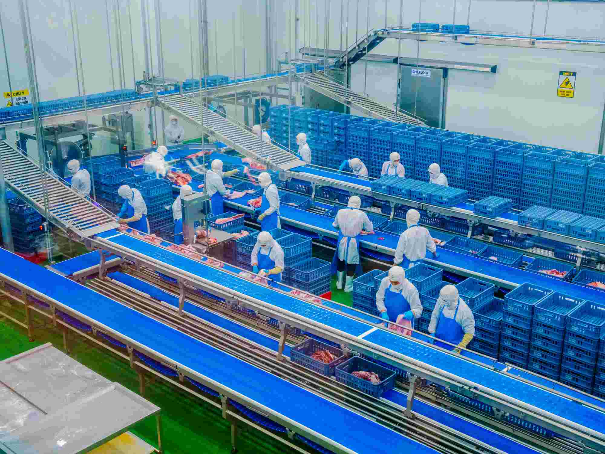 ベトナム経済は、保護貿易の傾向と世界経済の不安定さからの課題に直面しても、依然として多くの明るい兆しがあります。写真:トゥエット・ラン